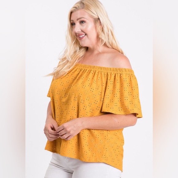 Plus size eyelet top - Picture 2 of 5